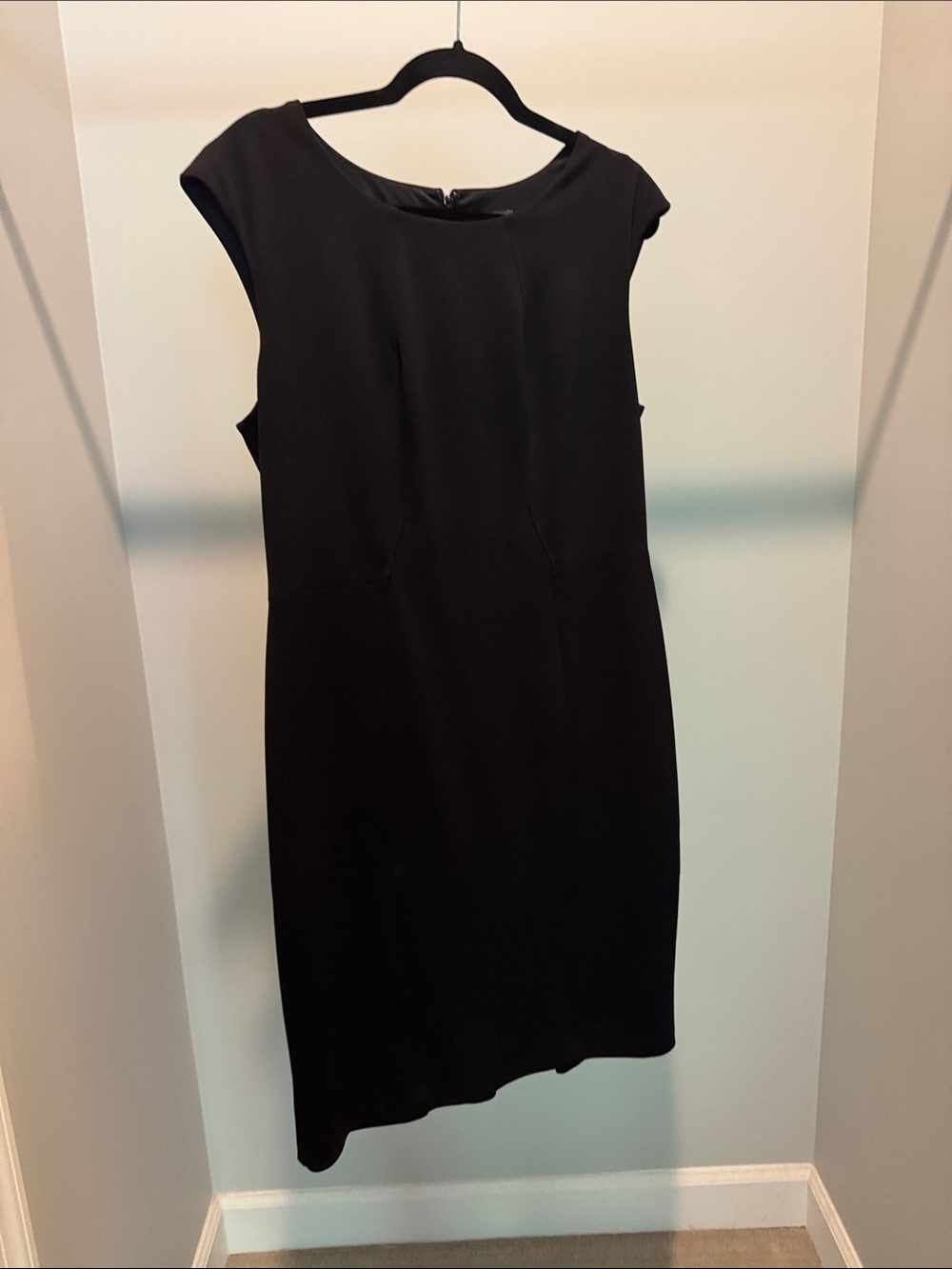 Vince Camuto Black Cap-Sleeve Sheath Dress